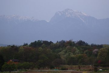 広葉樹林と南アルプス連峰。（北杜市長坂地区）